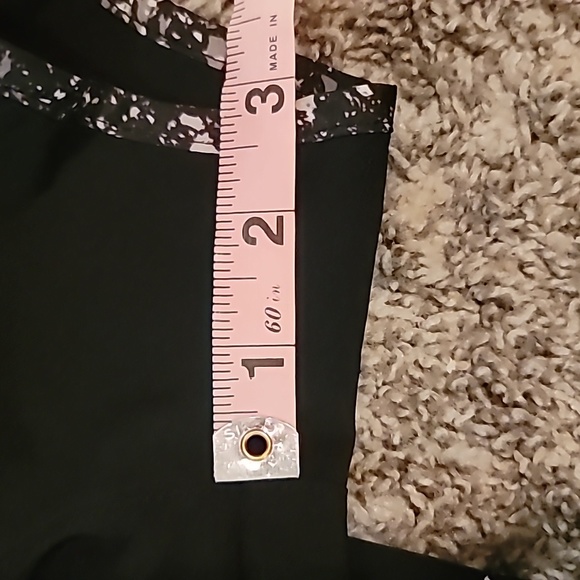 STUNNING NIKE TEMPO DRIFIT RUNNING SHORTS CURVED HEM WITH MESH - Picture 8 of 9